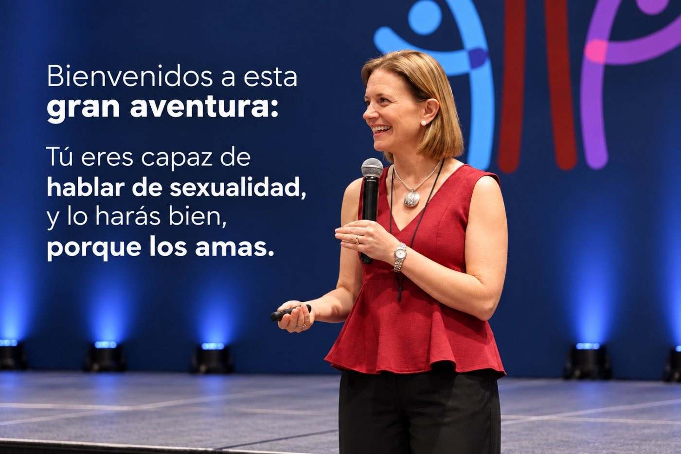Dany Teruggi sonríe con micrófono en un escenario, junto a la frase: Bienvenidos a esta gran aventura. Tú eres capaz de hablar de sexualidad, y lo harás bien, porque los amas.