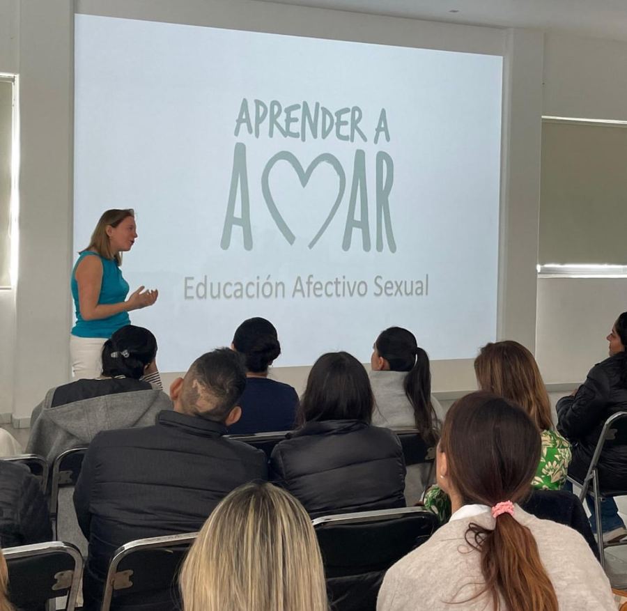 Dany presenta el taller «Aprender a amar, educación afectivo sexual» ante un grupo de adultos.