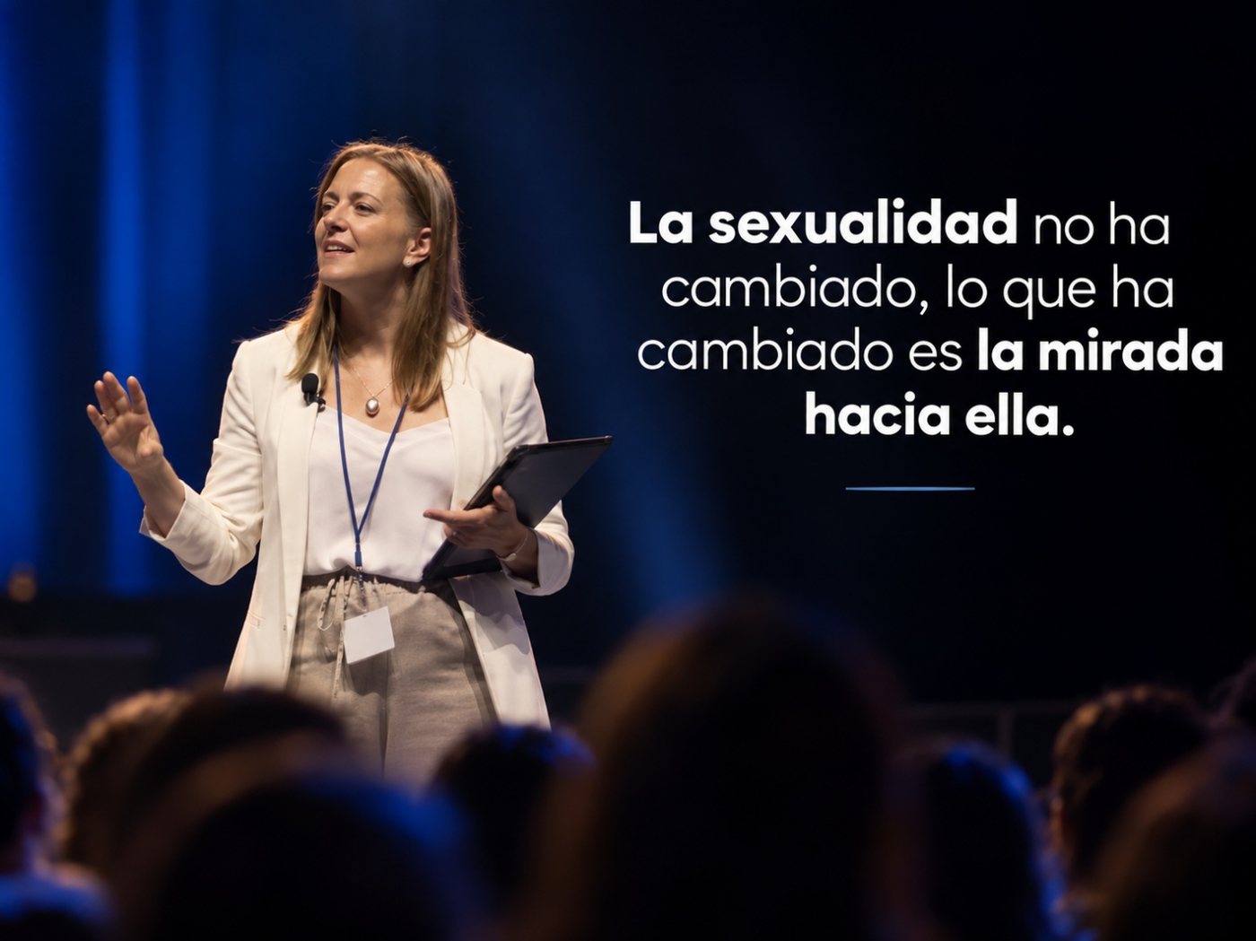 Dany Teruggi habla en un escenario frente al público, junto a la frase: La sexualidad no ha cambiado, lo que ha cambiado es la mirada hacia ella.