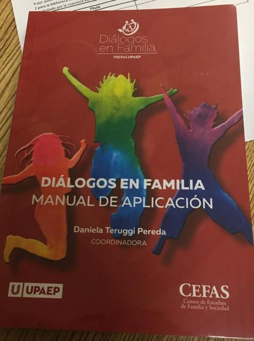 Portada del libro Diálogos en Familia, manual de aplicación, coordinado por Daniela Teruggi Pereda.